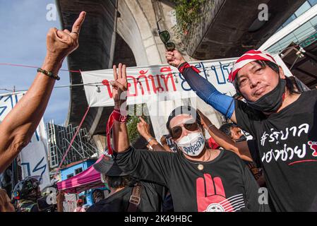 Bangkok, Thailandia. 01st Ott 2022. I manifestanti hanno visto fare tre saluti del dito durante la dimostrazione. Manifestanti anti anti-governativi si sono riuniti presso il monumento della Vittoria chiedendo le dimissioni del primo ministro thailandese Prayut Chan-o-cha dopo il suo ritorno in carica in seguito alla sentenza della Corte costituzionale del 30 settembre 2022. Credit: SOPA Images Limited/Alamy Live News Foto Stock