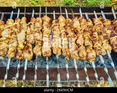 Cottura dello shish kebab sulla griglia. Processo di cottura della carne alla griglia. Barbecue. Primo piano. Messa a fuoco selettiva. Foto Stock