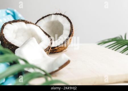 Layout creativo composto da noci di cocco e foglie tropicali. Concetto di cibo Foto Stock
