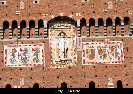 Milano. Particolare della torre di Filarete con lo stemma della famiglia Visconti. Castello Sforzesco XV secolo. Foto Stock