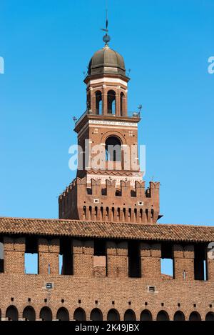 Dettaglio della torre dell'orologio del Castello Sforzesco XV secolo (Castello Sforzesco). Si tratta di uno dei principali simboli della città di Milano, Lombardia, Italia Foto Stock