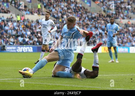 Viktor Gyokeres di Coventry City (a sinistra) e Anfernee Dijksteel di Middlesbrough combattono per la palla durante la partita del campionato Sky Bet presso la Coventry Building Society Arena di Coventry. Data immagine: Sabato 1 ottobre 2022. Foto Stock