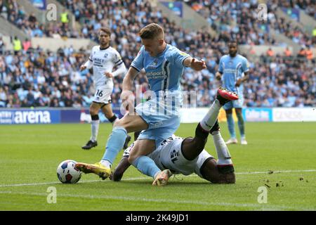 Viktor Gyokeres di Coventry City (a sinistra) e Anfernee Dijksteel di Middlesbrough combattono per la palla durante la partita del campionato Sky Bet presso la Coventry Building Society Arena di Coventry. Data immagine: Sabato 1 ottobre 2022. Foto Stock