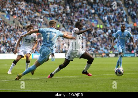 Viktor Gyokeres di Coventry City (a sinistra) e Anfernee Dijksteel di Middlesbrough combattono per la palla durante la partita del campionato Sky Bet presso la Coventry Building Society Arena di Coventry. Data immagine: Sabato 1 ottobre 2022. Foto Stock