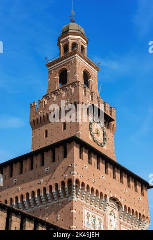 Particolare della torre dell'orologio del Castello Sforzesco XV secolo (Castello Sforzesco). È uno dei principali simboli della città di Milano, Lombardia, Italia. Foto Stock