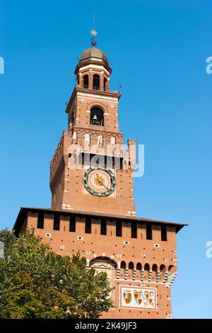 Particolare della torre dell'orologio del Castello Sforzesco XV secolo (Castello Sforzesco). È uno dei principali simboli della città di Milano, Lombardia, Italia. Foto Stock