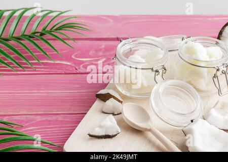 Burro di cocco su sfondo di legno. Concetto di cibo sano biologico Foto Stock