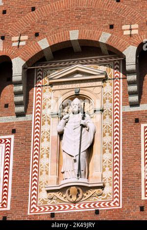 Statua di Sant'Ambrogio (Sant'Ambrogio) patrono della città di Milano (Milano). Dettaglio della torre dell'orologio del Castello Sforzesco XV secolo (Castello Sfor Foto Stock
