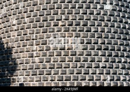 Particolare di un muro di rustication con pietre grigie intagliate a mano (muro di ashlar). Castello Sforzesco Milano, Lombardia, Italia, Europa. Foto Stock