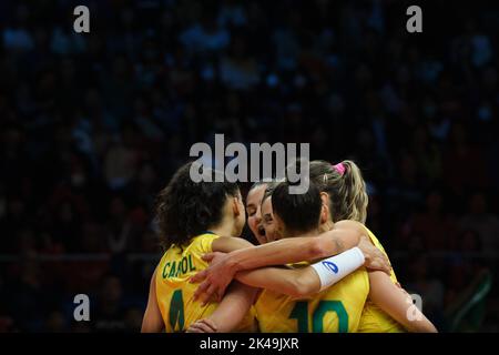 Arnhem, Paesi Bassi. 1st Ott 2022. I giocatori brasiliani festeggiano durante la fase 1 Pool D contro la Cina al Campionato mondiale di pallavolo femminile 2022 ad Arnhem, Paesi Bassi, 1 ottobre 2022. Credit: Meng Dingbo/Xinhua/Alamy Live News Foto Stock