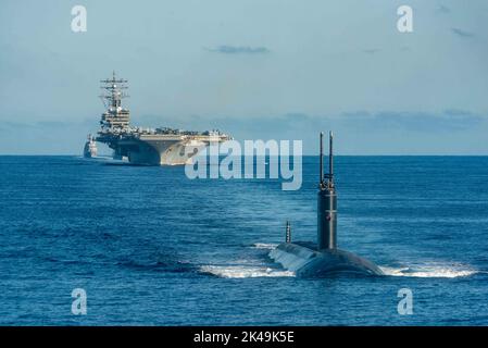 Busan, Corea del Sud. 30th Set, 2022. La marina statunitense di classe Nimitz, superportatore nucleare, USS Ronald Reagan, in formazione, è guidata da un sottomarino ad attacco rapido di classe Los Angeles con il Submarine Group Seven durante le operazioni di addestramento congiunte con la Marina sudcoreana nel Mar Orientale, il 30 settembre 2022 vicino a Busan, Corea del Sud. Credit: MC3 Gray Gibson/US Navy Photo/Alamy Live News Foto Stock