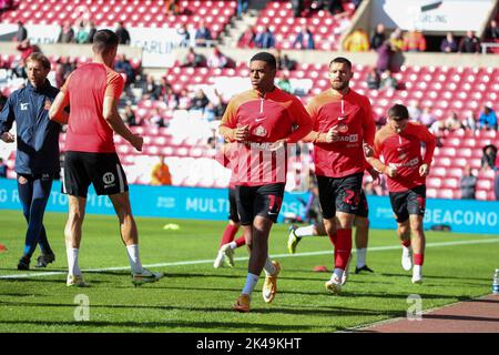 Sunderland, Regno Unito. 01st Ott 2022. Sunderland Warm up durante la partita del Campionato Sky Bet Sunderland vs Preston North End allo Stadio di Light, Sunderland, Regno Unito, 1st ottobre 2022 (Foto di Dan Cooke/News Images) a Sunderland, Regno Unito il 10/1/2022. (Foto di Dan Cooke/News Images/Sipa USA) Credit: Sipa USA/Alamy Live News Foto Stock