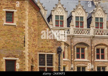 Bruges, Belgio - 18 agosto 2018: Vista degli edifici storici di Bruges, la capitale e la città più grande della provincia delle Fiandre Occidentali. Foto Stock