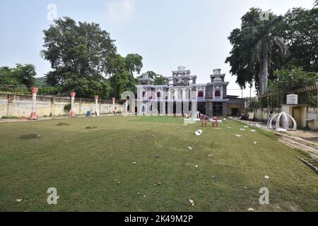 Kanpur, India. 01st Ott 2022. In questo giorno di Sasthi, la Durga Puja Pandal è in fase di completamento. (Foto di Biswarup Gangully/Pacific Press) Credit: Pacific Press Media Production Corp./Alamy Live News Foto Stock