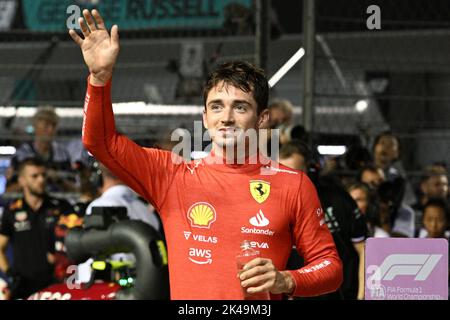 Singapore. 1st Ott 2022. Il pilota monegasco della Ferrari Charles Leclerc ondeggia dopo la qualificazione della Formula uno Singapore Grand Prix Night Race, che si terrà presso il circuito di Marina Bay Street il 1 ottobre 2022. Credit: Allora Chih Wey/Xinhua/Alamy Live News Foto Stock