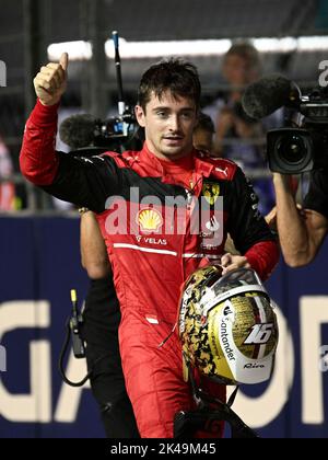 Singapore. 1st Ott 2022. Il pilota monegasco della Ferrari, Charles Leclerc, si è fatto un gesto dopo la qualificazione della Formula uno Singapore Grand Prix Night Race che si è tenuta al Marina Bay Street Circuit il 1 ottobre 2022. Credit: Allora Chih Wey/Xinhua/Alamy Live News Foto Stock