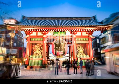 Kaminarimon a Tokyo Giappone al tempio di senso-Ji nel colorato quartiere Asakusa parte orientale della capitale giapponese moderna - concetto di religione come attore turistico Foto Stock