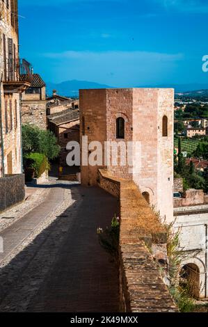 La magia di Spello, antico borgo medievale dell'Umbria Foto Stock