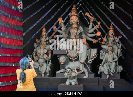 Kolkata, India. 01st Ott 2022. Una donna sta scattando foto dell'idolo Durga sul suo cellulare all'interno di un pandal o di una piattaforma temporanea in occasione del festival Durga Puja di Kolkata. (Foto di Sudipta Das/Pacific Press) Credit: Pacific Press Media Production Corp./Alamy Live News Foto Stock