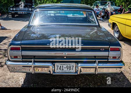 Falcon Heights, MN - 18 giugno 2022: Vista prospettica posteriore di una Chevrolet Chevelle Malibu SS Hardtop Coupe 1964 in una fiera automobilistica locale. Foto Stock