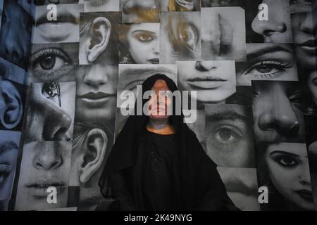 1 ottobre 2022, Kolkata, Bengala Occidentale, India: Un modello di vittime acide è collocato all'interno di un pandal o di una piattaforma temporanea in occasione del festival Durga Puja di Kolkata. (Credit Image: © Sudipta Das/Pacific Press via ZUMA Press Wire) Foto Stock