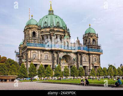 Il caratteristico e famoso Duomo di Berlino visto dal giardino Lustgarten Foto Stock