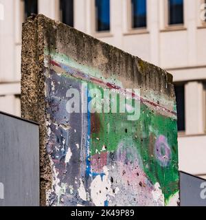 Un pezzo originale del muro di Berlino esposto a Potsdamer Platz a Berlino, in Germania Foto Stock