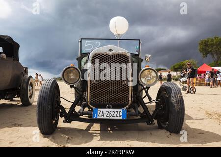 Hot Rod sulla spiaggia di Caorle, vicino a Venezia - auto rockabilly - Roll e Flat - Motor show - gara auto d'epoca Foto Stock