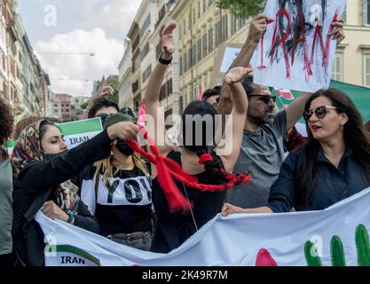 Roma, Italia. 01st Ott 2022. Una manifestazione di solidarietà con le donne iraniane organizzata dal Freedom Rally per l'Iran. Molti segni e T-shirt ricordano Mahsa Amini, lo studente curdo che è morto dopo essere stato arrestato dalla polizia morale per non aver indossato correttamente il velo. (Foto di Patrizia CORTELLESSA/Pacific Press) Credit: Pacific Press Media Production Corp./Alamy Live News Foto Stock