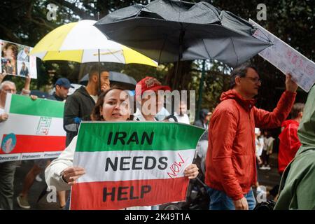 I manifestanti portano cartelli e striscioni durante un rally che chiede la libertà in Iran a Brisbane, Queensland, Australia, il 1 ottobre 2022. I dimostranti si sono radunati a Brisbane per chiedere libertà in Iran, che si presenta tra proteste internazionali e due settimane di proteste nel paese dopo la morte della donna di 22 anni Mahsa Amini, arrestata e picchiata da membri della “polizia moralita” iraniana per non aver indossato hijab. Il governo iraniano ha tentato di frenare la comunicazione limitando Internet e bloccando diverse piattaforme di social media. (Foto di Joshua Prieto/Sipa USA) Foto Stock