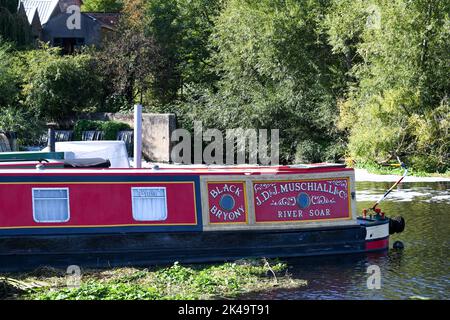 Barca stretta sul fiume Soar in Leicestershire Foto Stock