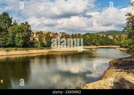 Il serbatoio d'acqua Liberec - Harcov durante il suo rilascio nell'autunno del 2022 Foto Stock