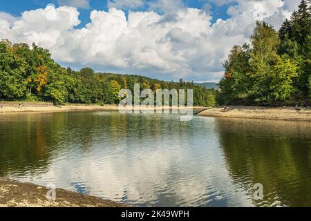 Il serbatoio d'acqua Liberec - Harcov durante il suo rilascio nell'autunno del 2022 Foto Stock