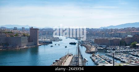 Marsiglia, Francia - 15th 2022 maggio: Ingresso verso il porto storico Foto Stock