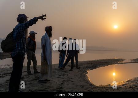 Mattina sul fiume in Bangladesh. I pedoni stanno vedendo la bellezza della riva del fiume nella bella mattina. È il fiume Gorai-Madhumati di B. Foto Stock