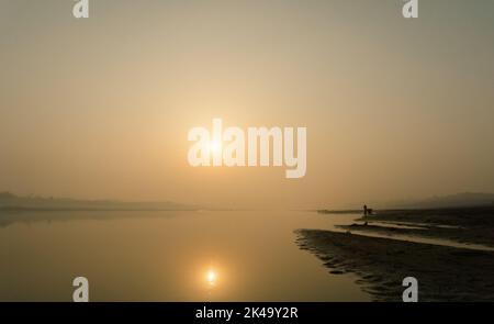 Mattina sul fiume in Bangladesh. La gente fa il bagno nel fiume nella bella mattinata. È il fiume Gorai-Madhumati del Bangladesh. Foto Stock