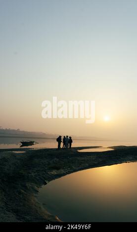 Mattina sul fiume in Bangladesh. I pedoni stanno vedendo la bellezza della riva del fiume nella bella mattina. È il fiume Gorai-Madhumati di B. Foto Stock