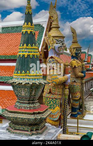 Bangkok, Tailandia. Demon tutori (Yakshas) nella Royal Grand Palace motivi. Foto Stock