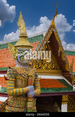 Bangkok, Tailandia. Demon Guardian (Yaksha) nella Royal Grand Palace motivi. Foto Stock