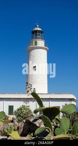 Vista verticale del faro di la Mola sull'isola di Formentera in Spagna contro il cielo blu Foto Stock