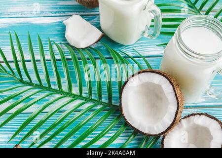 Layout creativo composto da noci di cocco e foglie tropicali. Concetto di cibo Foto Stock