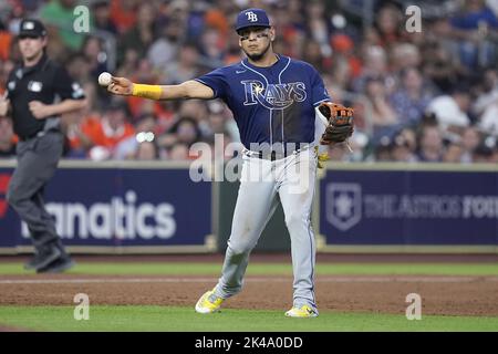 Houston, Stati Uniti. 08th Ott 2021. Il terzo bassista di Tampa Bay Rays Isaac Paredes lancia Chas McCormick di Houston Astros su una palla a terra in fondo al quinto inning al Minute Maid Park di Houston, Texas, venerdì 30 settembre 2022. Cox/UPI Credit: UPI/Alamy Live News Foto Stock