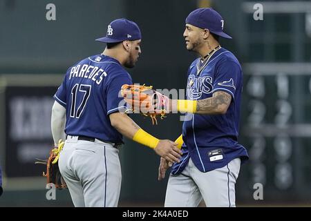 Houston, Stati Uniti. 08th Ott 2021. Tampa Bay Rays terzo baseman Isaac Paredes e centrocampista Jose Siri festeggia dopo una vittoria sugli Houston Astros al Minute Maid Park di Houston, Texas, venerdì 30 settembre 2022. Cox/UPI Credit: UPI/Alamy Live News Foto Stock