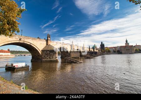 Guarda il fiume Moldava fino al Ponte Carlo dall'argine in autunno. Praga, Repubblica Ceca. Foto Stock