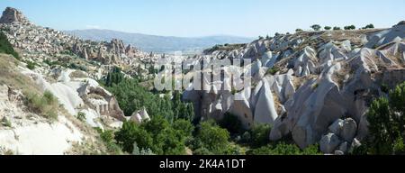 La vista panoramica della Valle dei Pigioni con le famose rocce erose in Cappadocia e Uchisar città (Turchia). Foto Stock