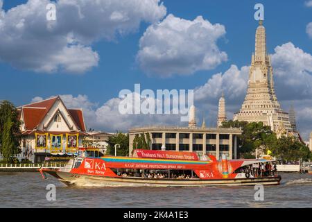 Bangkok, Tailandia. Mattina acqua taxi sul fiume Chao Phraya prende pendolari a lavorare. Il Wat Arun tempio in background. Foto Stock