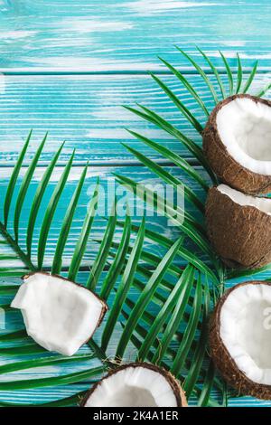 Layout creativo composto da noci di cocco e foglie tropicali. Concetto di cibo Foto Stock