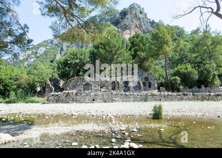 Le rovine della città antica greca Olympos sul fiume (Cirali, Turchia). Foto Stock