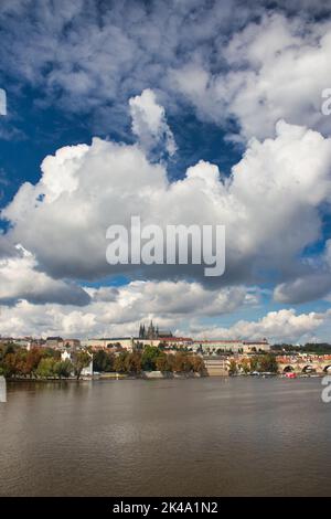 Panorama del Castello di Praga e Ponte Carlo in autunno giorno di sole. Praga, Repubblica Ceca. Foto Stock