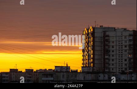 Edifici residenziali a più piani illuminati dal sole nell'area residenziale di Yasenevo, nel sud della capitale russa all'alba. Foto Stock